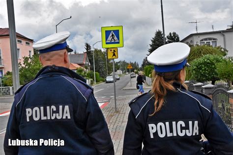 Policjanci sprawdzają oznakowanie dróg przy szkołach Powrót uczniów