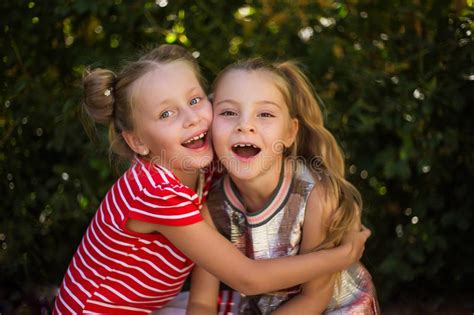 Filles Heureuses Sur La Mer Amies Gaies Jouant Autour Des Vacances