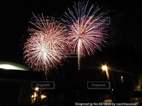 夜空に打ち上げられる花火の写真・画像素材 6978808 Snapmart（スナップマート）