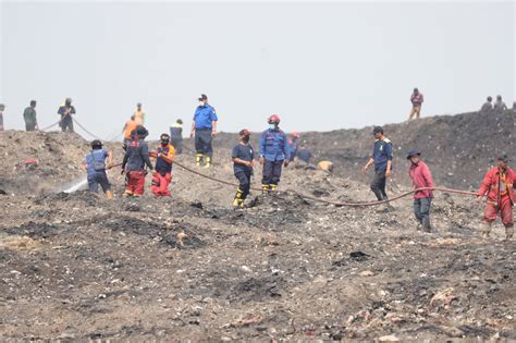 Damkar Padamkan Api Kebakaran Di TPA Rawa Kucing Kota Tangerang