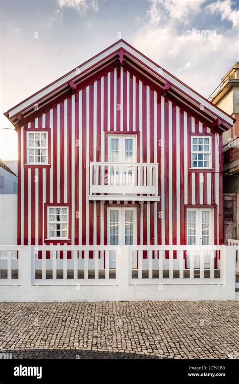 Fachada De Madera A Rayas De Una Casa T Pica Portuguesa En Aveiro