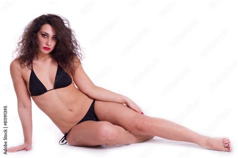 Frau sitzt im Bikini auf weißem Hintergrund Stock Photo Adobe Stock