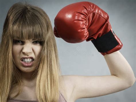 Guantes De Boxeo De La Mujer Que Desgastan Foto De Archivo Imagen De