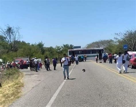 Incendian neumáticos en bloqueo sobre la carretera Transístmica 19 32