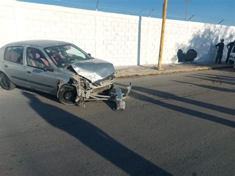 Vehículo Se Impacta Contra La Barda De La Expoferia De Gómez Palacio