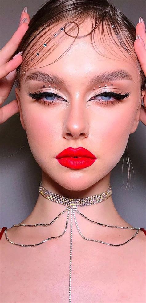 40 Gorgeous Holiday Makeup Ideas Soft Cut Crease With Rhinestones