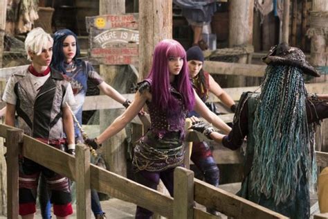 Interview Descendants 2 Sofia Carson Talks Evie Fashion And The New Vks