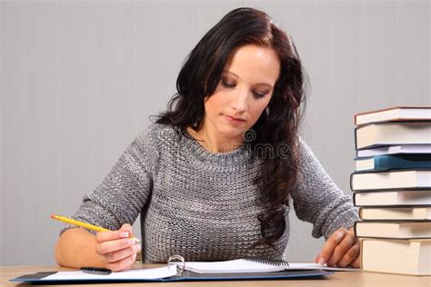 Estudo Home Para a Mulher Bonita Do Estudante Fêmea Foto de Stock