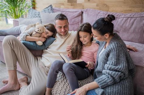 Deux Soeurs Heureuses Avec Mère Embrasser Et Regarder La Caméra Dehors