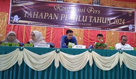 Pertama Kali Usai Dilantik Komisioner KPU Dharmasraya Jumpa Pers