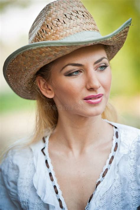Fille Blonde Attirante Avec Le Chapeau De Paille Et Le Chemisier Blanc Image Stock Image Du