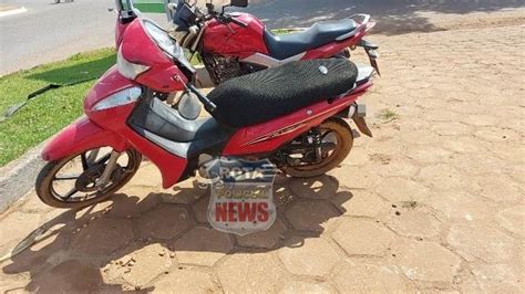 Motorista foge após atingir motoneta em frente a rotatória de acesso à