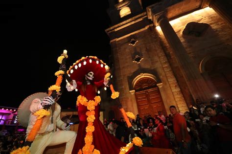 Se llena de color el desfile de Día de Muertos Catrineando Capital