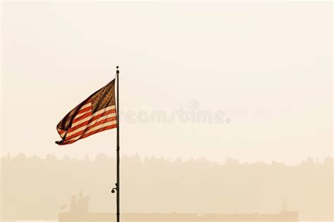 Bandera De Los Estados Unidos Sobre El Cielo a La Luz Del Atardecer ...