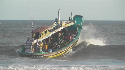 KAPAL NELAYAN PUGER TERJANG GULUNGAN OMBAK BESAR SENIN SORE 06 04 2024