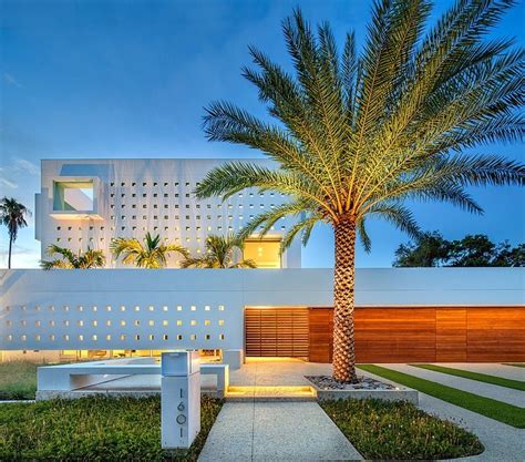 World of Architecture: Modern Florida Mansion by Office for Architecture