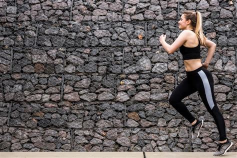 Jovem mulher correndo ao ar livre sportswear Foto Grátis