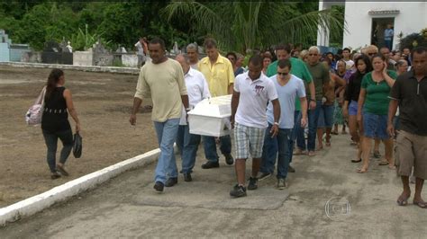 V Deo Enterro De Crian As Mortas Em Atropelamento De Nibus Causa