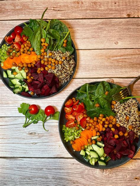 Vegane Quinoa Gemüse Bowl mit gerösteten Kichererbsen und Tahinisoße