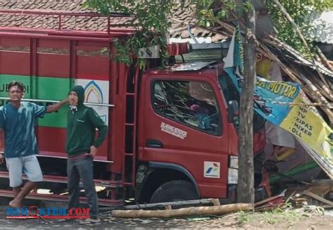 Truk Pengangkut Lpg Hantam Warung Dan Tempat Cucian Motor Di