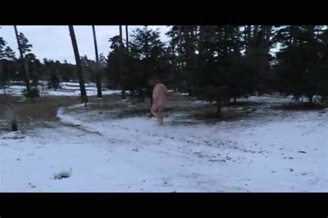 La Truie A Poil Dans La Neige Dans Une Station D Autoroute Gay Man Porn Xhamster