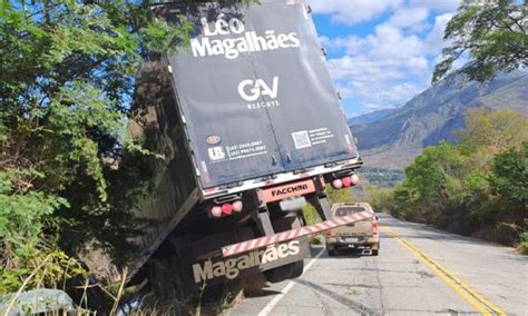 Carreta do cantor Léo Magalhães se envolve em acidente na Chapada