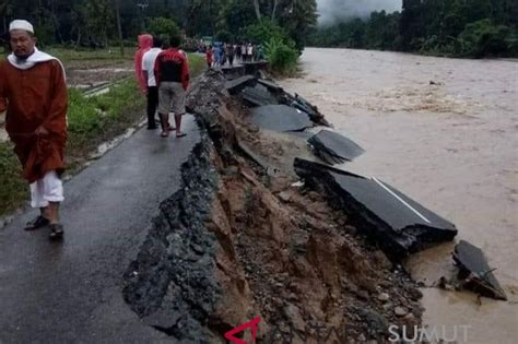 Tergerus Sungai Jalan Kota Nopan Amblas Antara News Sumatera Utara