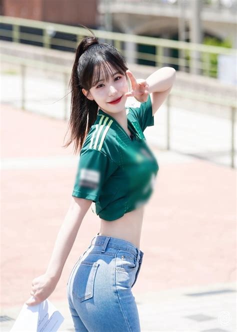 Hot girl gợi cảm người Hàn Quốc gây sốt mạng xứ Trung