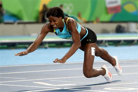 Female Olympics Runner Dives Across Finish Line to Wins Gold Medal ...