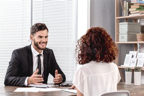 Entrevista De Trabalho Empregador Preenchendo Formulário Para Candidato