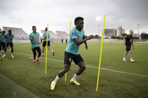 Tite corta Roberto Firmino por lesão e convoca Vinicius Júnior para a