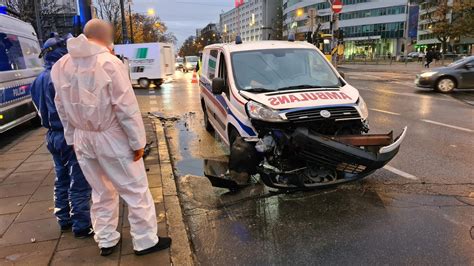 Warszawa Zderzenie Karetki Z Samochodem Osobowym Na Kercelaku TVN