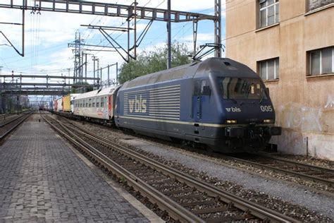 Re 465 005-7 rollt mit einer rollenden Landstrasse am 21.7.08 durch ...