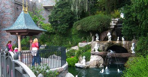 Disneyland's Snow White Grotto Employs an Old Trick | Snopes.com