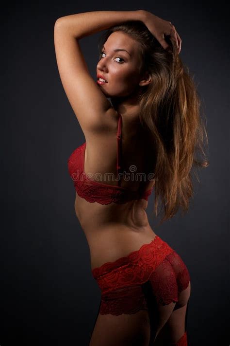 Femme Assez Jeune Dans La Lingerie Et Les Bas Rouges Photo Stock