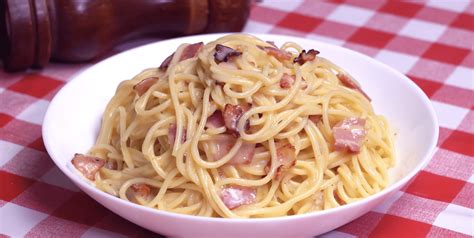 ESPAGUETES CARBONARA RECEITA TRADICIONAL CenárioMT