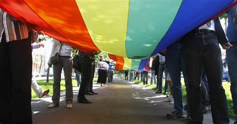 G Sob proibição ativistas fazem parada gay relâmpago em Moscou