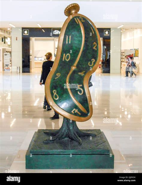 La Sculpture D Horloge Fondue De Salvador Dali Dans Le Centre