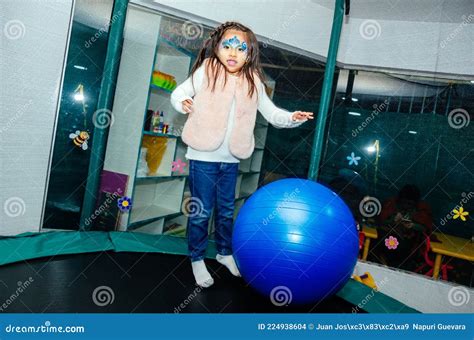 Petite Fille Maternelle Mignonne Sautant Sur Un Trampoline Avec Un