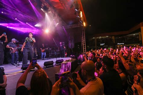 Jorge Vercilo lota Casa de Praia Zezinho Corrêa em show do Dia dos