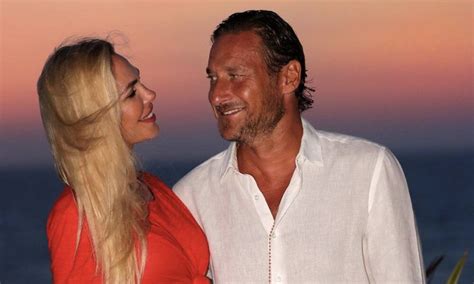 Divorzio Totti Blasi Lui Offre 15 000 Euro Al Mese Lei Cambia La