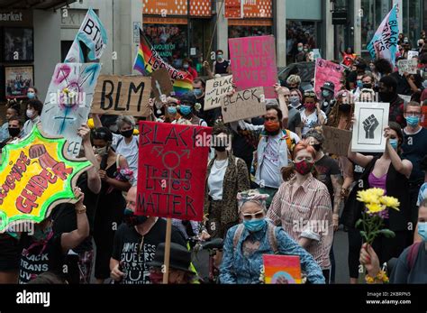 Miles de personas transgénero y sus partidarios marchan a través del