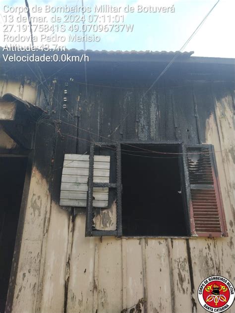 Residência de madeira pega fogo no Centro de Botuverá