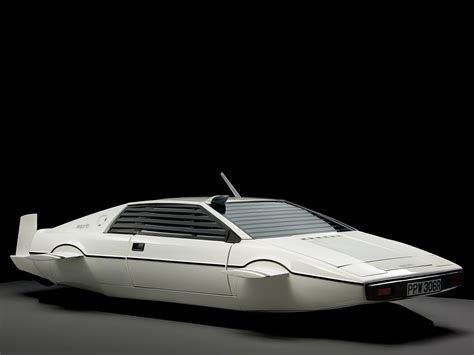 James Bond’s iconic Lotus Esprit submarine splashed onto the big screen ...