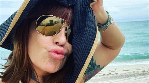 Alejandra Guzm N Hace A Un Lado Las Cr Ticas Y Ense A Su Cuerpo En Bikini Tribuna