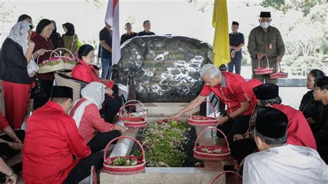 Ganjar Mahfud Kompak Ziarah Ke Makam Sukarno Di Blitar Sudah Lama