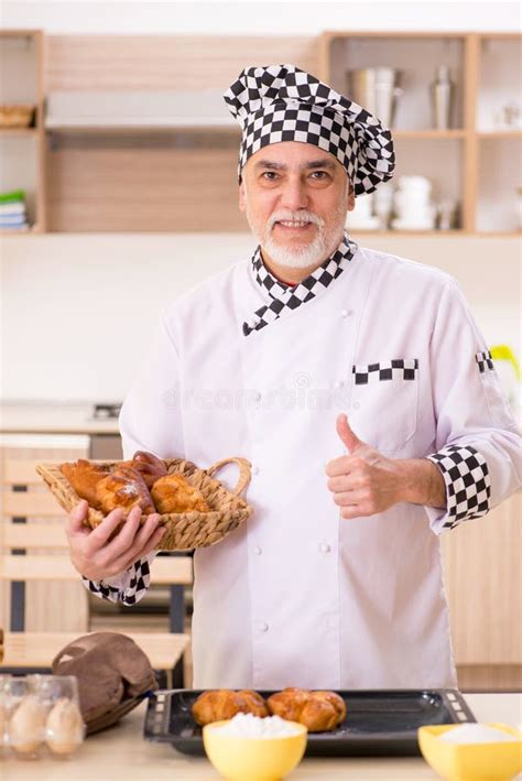 O Padeiro Masculino Idoso Que Trabalha Na Cozinha Imagem De Stock