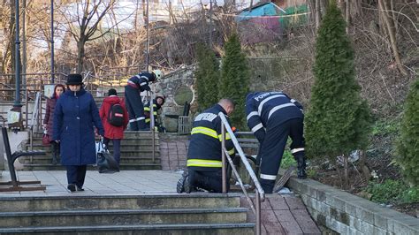 Pompierii Chema I S Salveze C Ei C Zu I N Canalizarea De Pe Sc Rile