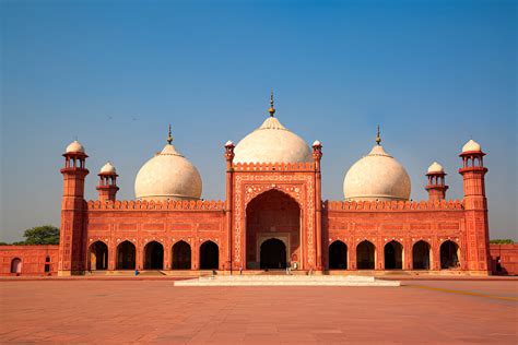 Badshahi Mosque: A Guide to Mughal-era Magnificent Mosque