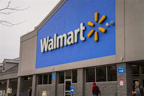 Should You Buy Walmart Stock Ahead of Its 3-for-1 Stock Split?